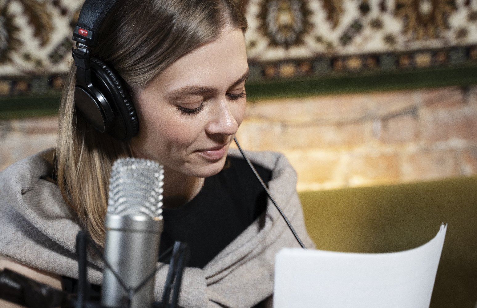 Prawdziwy lektor nagrywający w studio nagrań